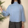 TENSIONE IN – Maglione cropped collo cratere azzurro